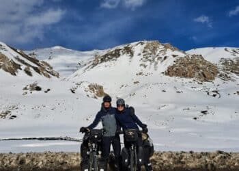 Tessa bereikt China op de fiets: ‘We hopen kerst in ons tentje te vieren’