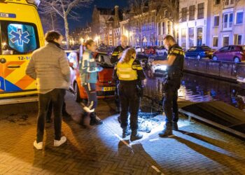 Vrouw valt in Bakenessergracht, gered met een ladder