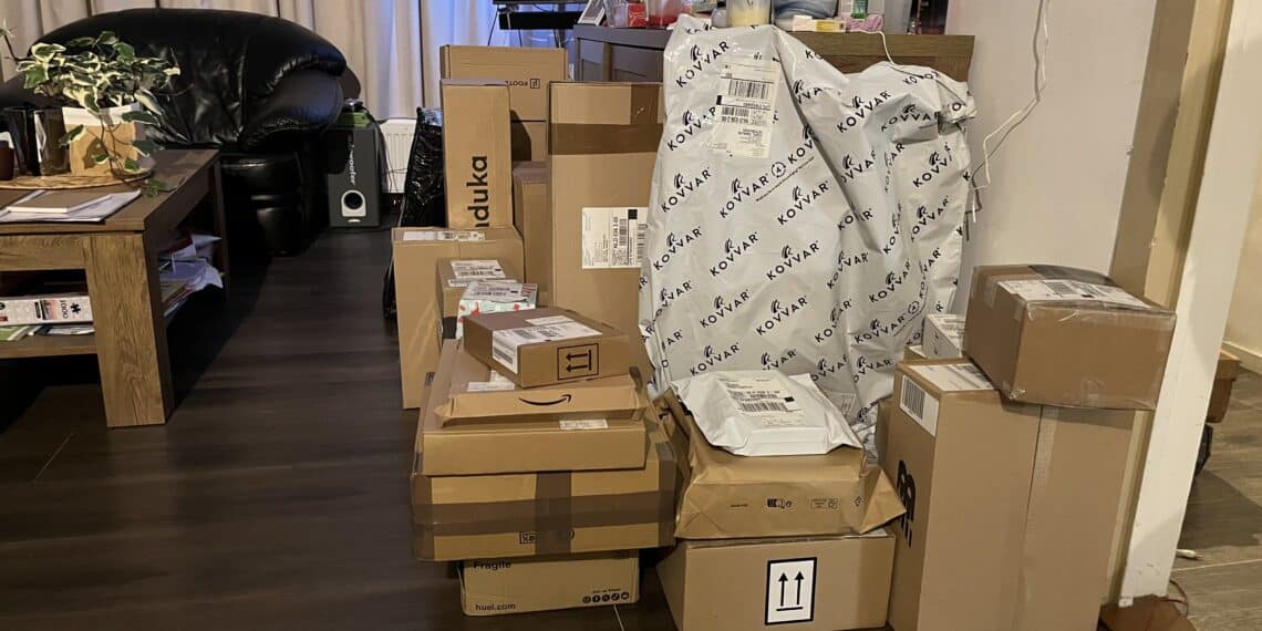 De Pakkettenman van Schalkwijk: Delano runt een druk pakketpunt vanuit huis