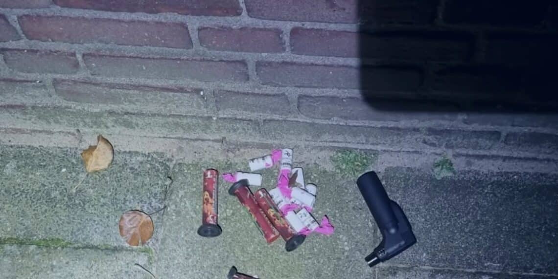 Handhaving bekogeld met verboden vuurwerk in Haarlem-Noord: ‘Onder pak zit een persoon’