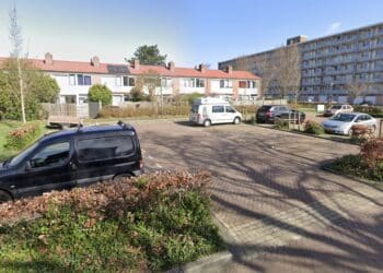 Wijkagent vindt acht lachgascilinders in Europawijk, buurt klaagt over overlast