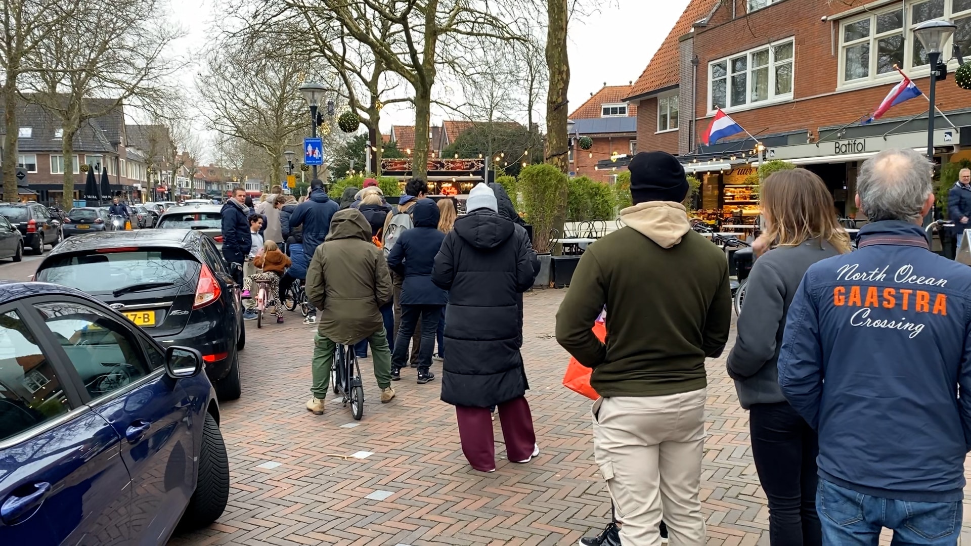 Anderhalf uur in de rij voor oliebollen: ‘Dan smaken ze extra lekker!’
