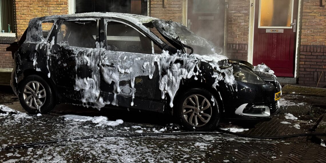 Auto in vlammen op in Noord, mogelijk aangestoken