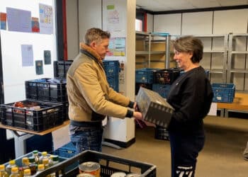 Drukte bij Voedselbank Haarlem deze dagen: ‘We krijgen onwijs veel binnen’