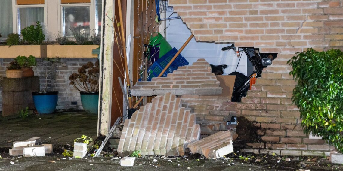 Auto rijdt woning binnen op het Griend in Haarlem, bestuurder vlucht