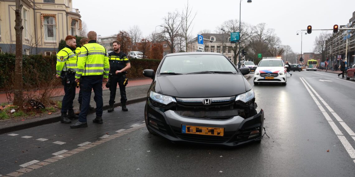 Motorrijder gewond na botsing op het Kennemerplein