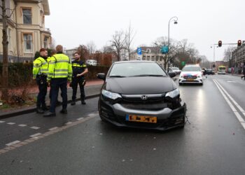 Motorrijder gewond na botsing op het Kennemerplein