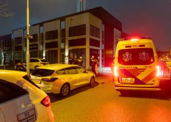 Scooterbestuurder rijdt in op agent in Waarderpolder