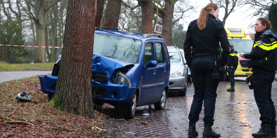 Man overleden na botsing tegen boom in Heemstede