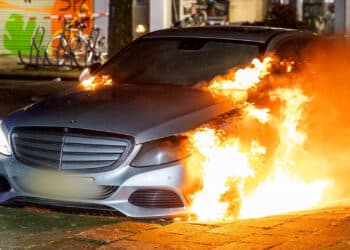 Auto voor de tweede keer in brand op Prinses Beatrixplein Haarlem