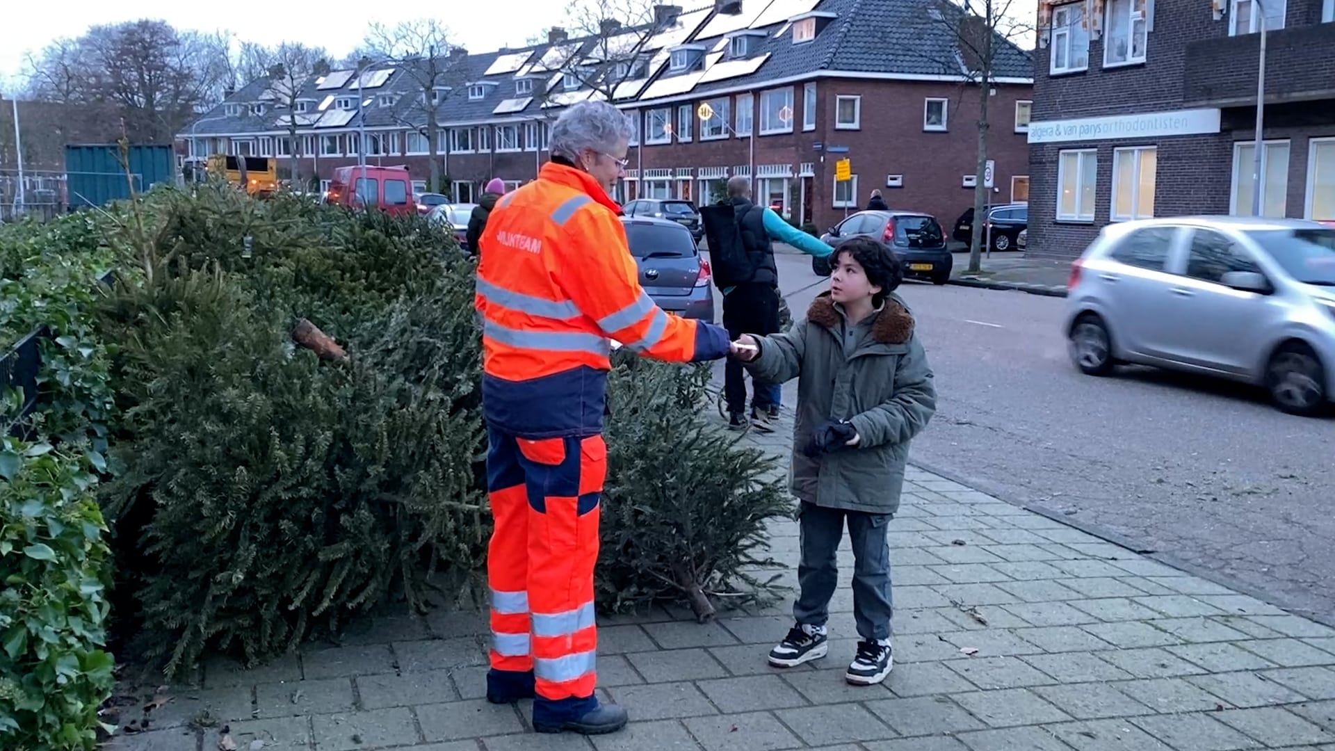 Kerstbomeninzamelingen uitgesteld door weersomstandigheden: 'Leg je boom niet op straat'
