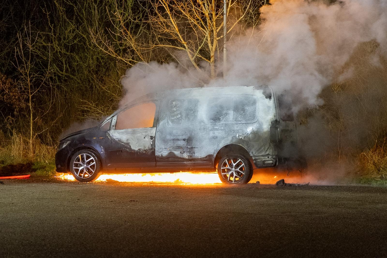 Bestelbus uitgebrand op parkeerplaats in Overveen, politie zoekt getuigen