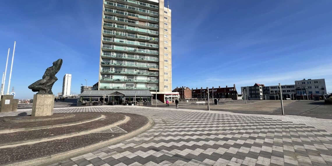 Zandvoortse raad verdeeld over plannen nieuwe Badhuisplein: ‘Zicht op zee moet blijven’