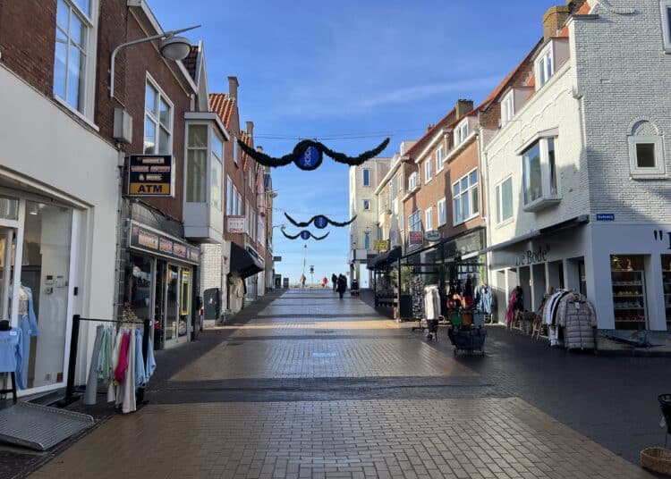 Kerkstraat in Zandvoort met uitzicht richting zee.