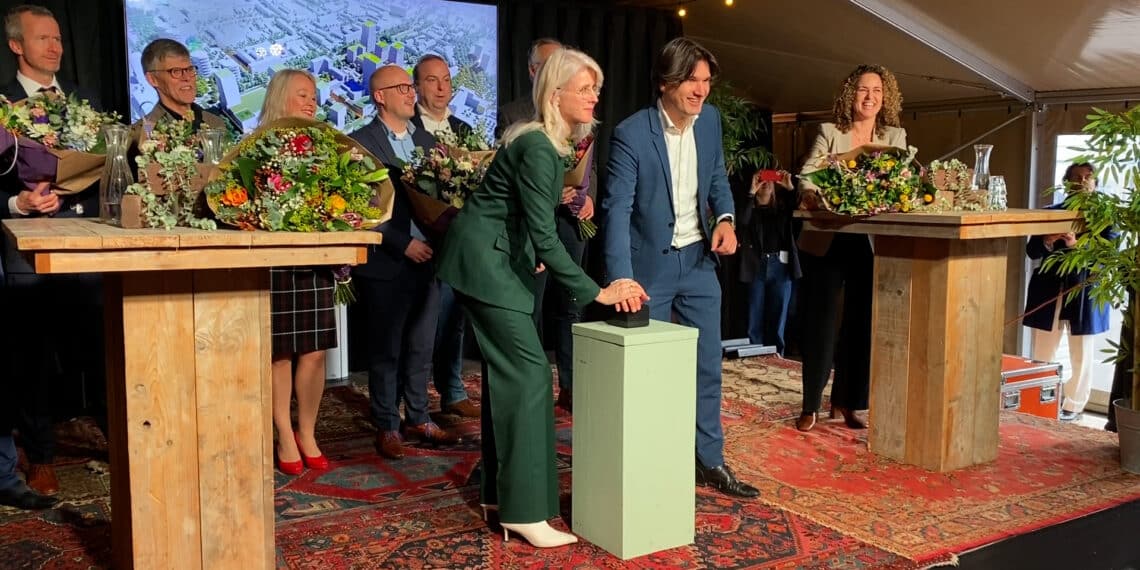 Minister Mona Keijzer trapt bouw woontorens in Schalkwijk af: ‘Dit moet inspireren’