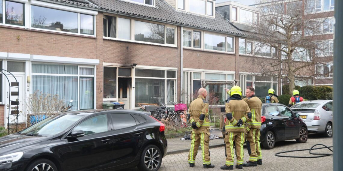 Woning onbewoonbaar na brand in meterkast aan de Schroeder van der Kolkstraat in Haarlem