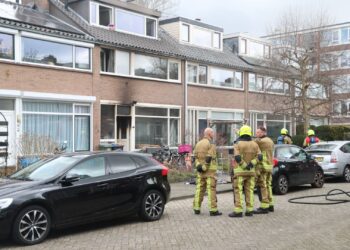 Woning onbewoonbaar na brand in meterkast aan de Schroeder van der Kolkstraat in Haarlem