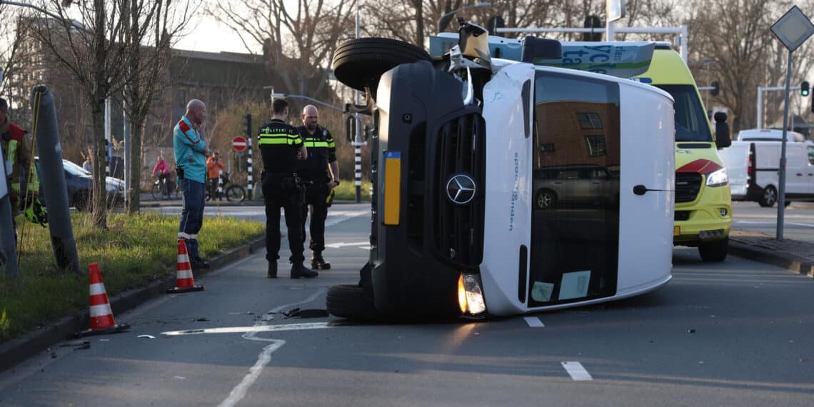 Bestelbus raakt lantaarnpaal en kantelt op Oudeweg in Haarlem