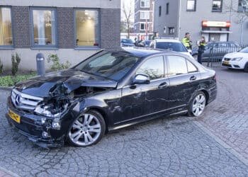 Bestuurder veroorzaakt flinke schade bij ongeluk op Belgiëlaan