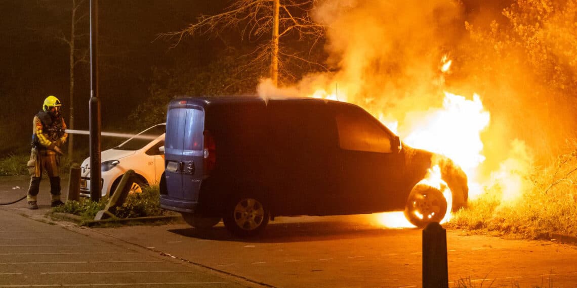 Auto in brand op het Reinaldapad in Haarlem