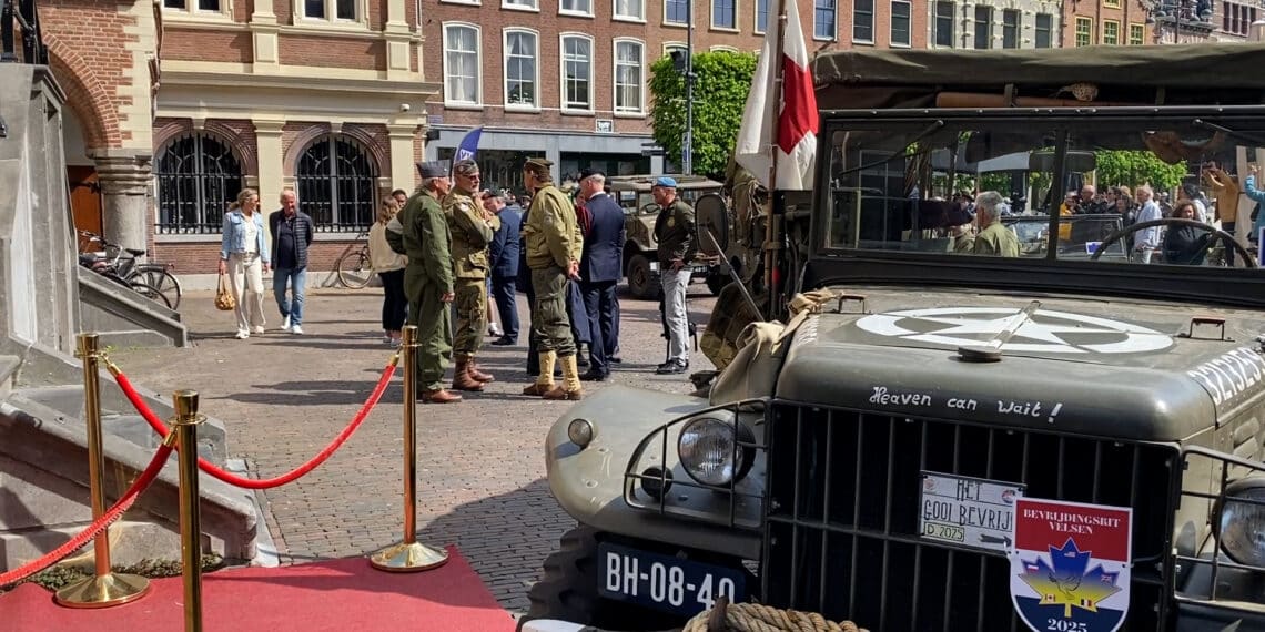 Colonne van historische voertuigen door Haarlem: ‘Geeft een gevoel van overwinning’