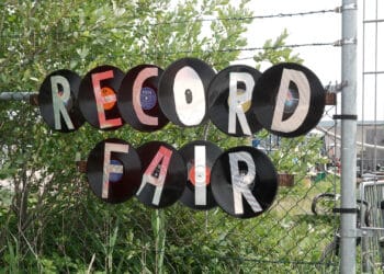 Cratediggers op jacht: drukbezochte platenbeurs op Tweede Pinksterdag in Haarlem