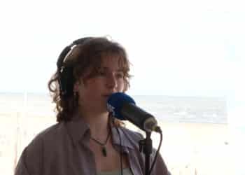 105 Aan Zee: Chiara Bon brengt feministische popsongs naar het strand