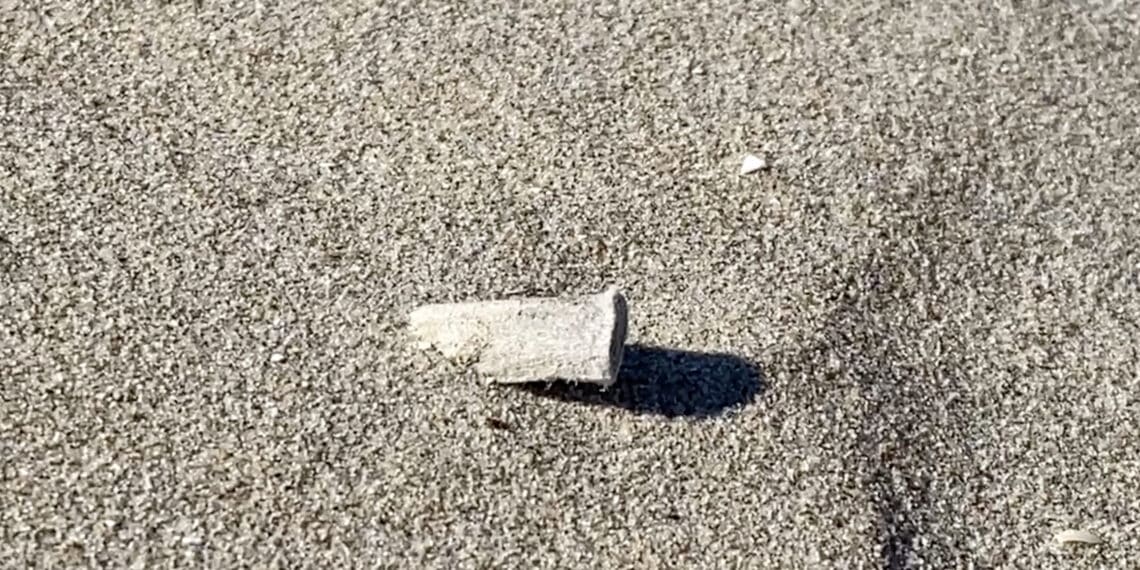 Zandvoort gaat roken op strand ontmoedigen: ‘Laatst nog 4.000 peuken in het zand gevonden’