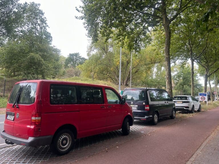 Gevolgen parkeerbeleid Zandvoort merkbaar in Bentveld: 'Parkeeroverlast door toeristen enorm'