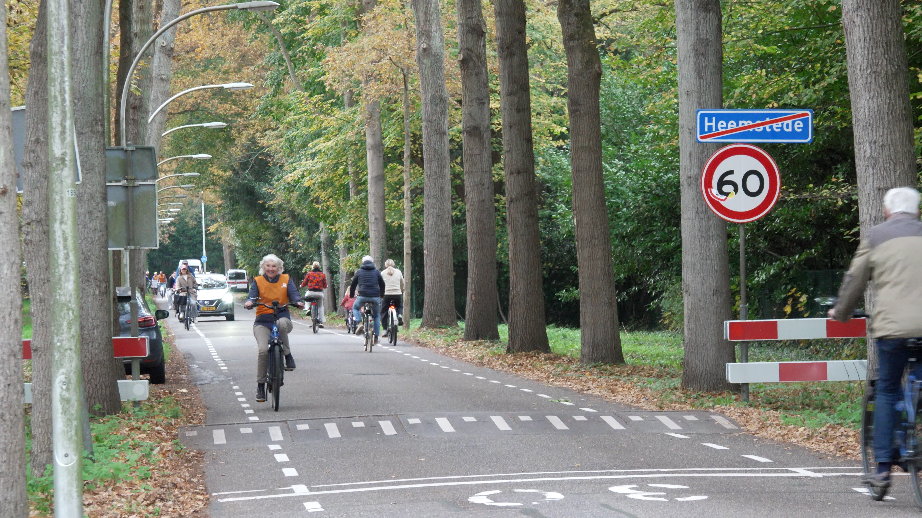 Langzaam rijden over Prinsenlaan in Heemstede door fiets actiefietsen 'Maak het 30 km per uur'