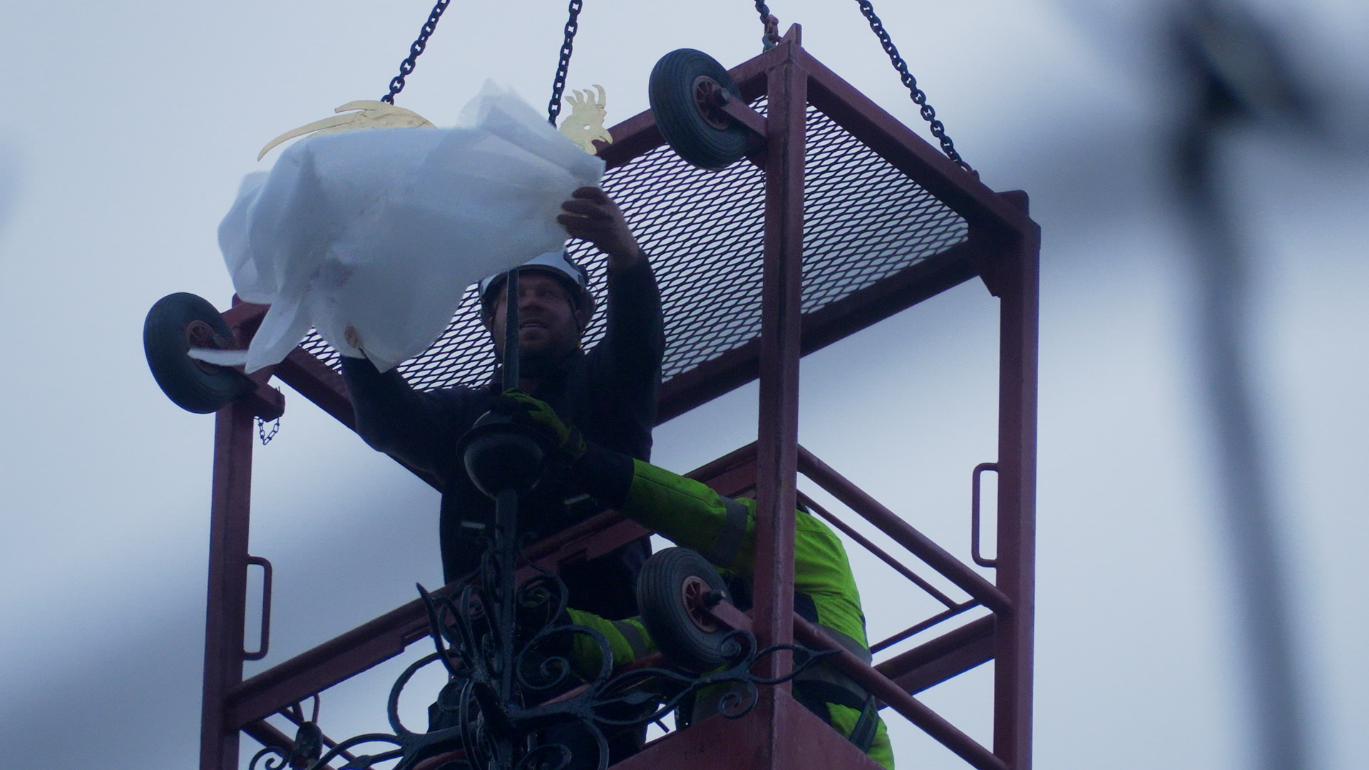 Vergulde haan schittert weer op de Dorpskerk in Bloemendaal