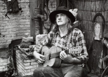 Hannes Kuiper (79) overleden: kunstenaar, muzikant en markant Haarlems gezicht