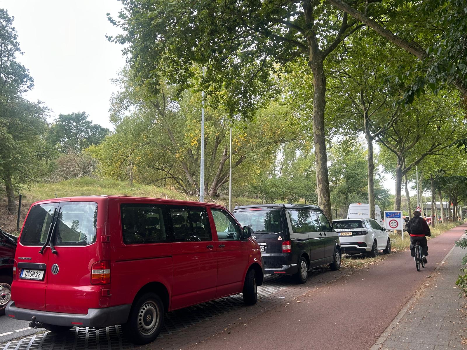 Wethouder start pilot tegen parkeeroverlast Bentveld, voor kerst nieuwe borden geplaatst: 'Proef van
