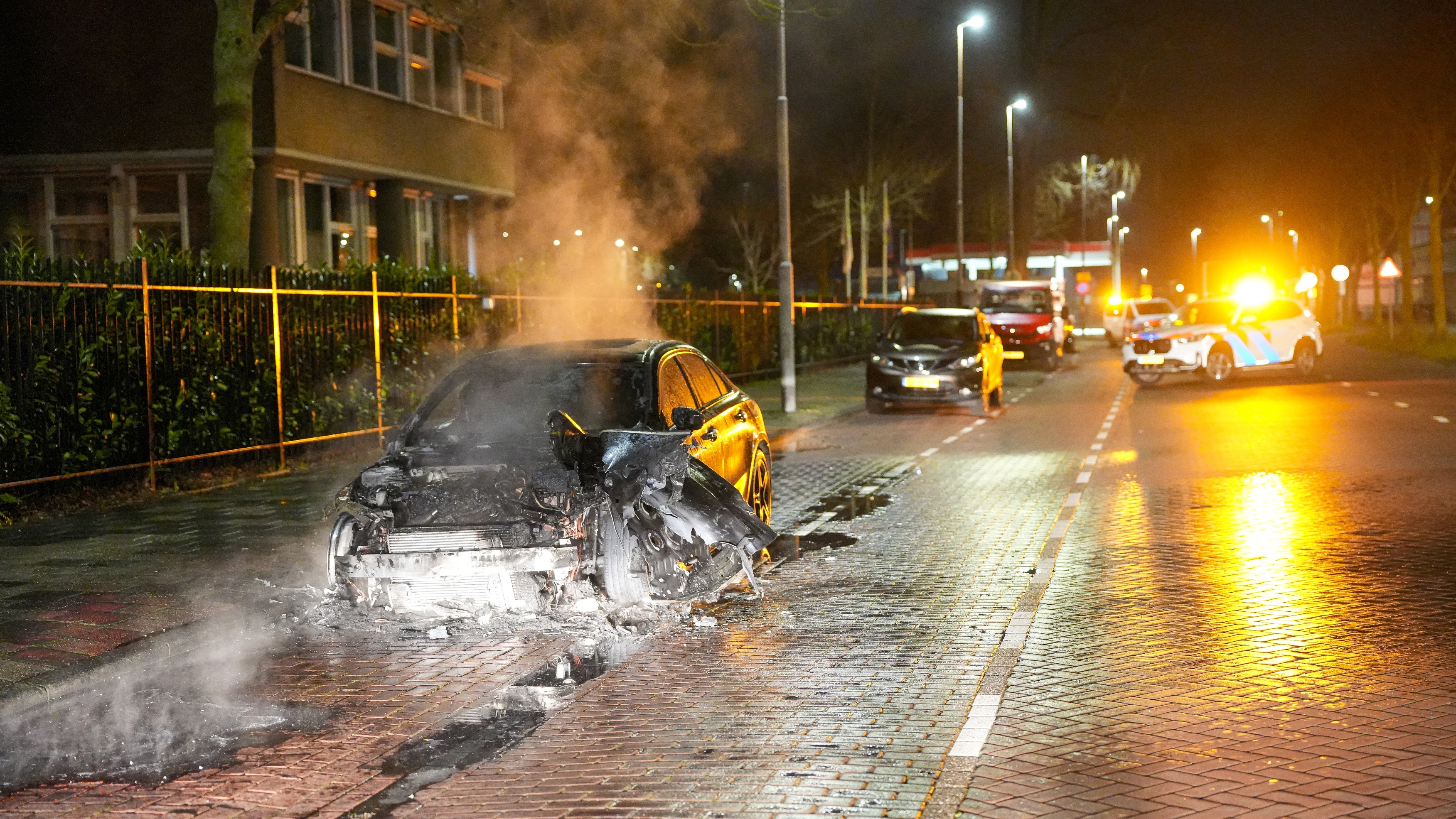 Vier auto’s in één nacht in brand in Haarlem, politie onderzoekt brandstichting