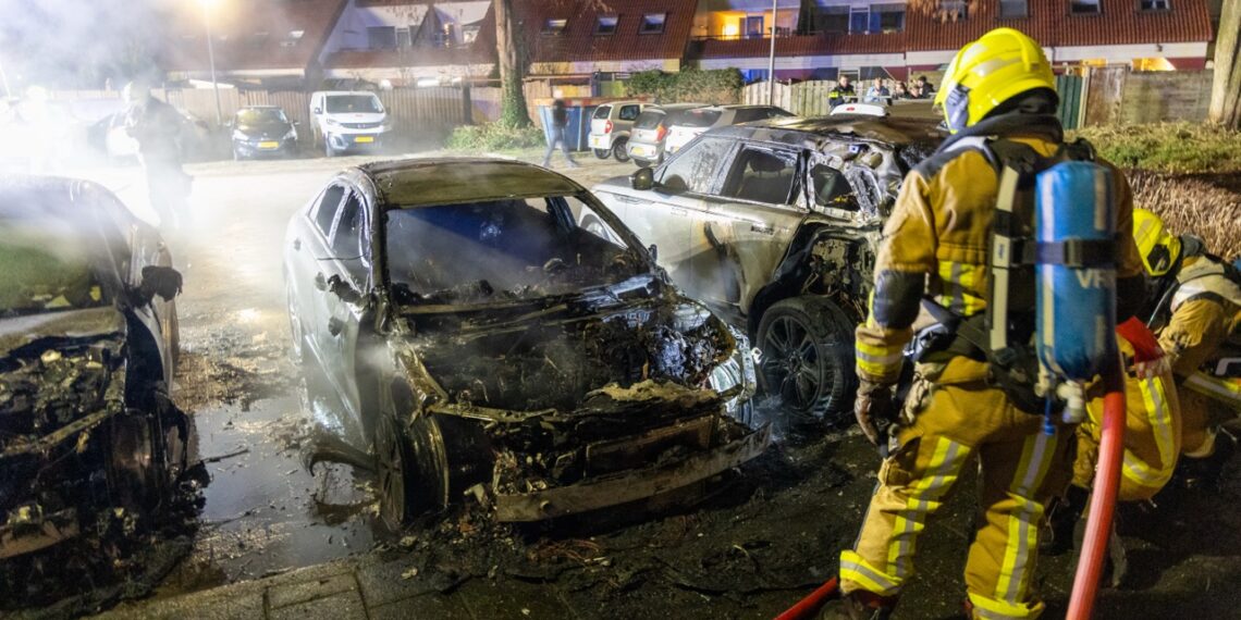 Drie auto’s beschadigd bij brand in Spaarndam