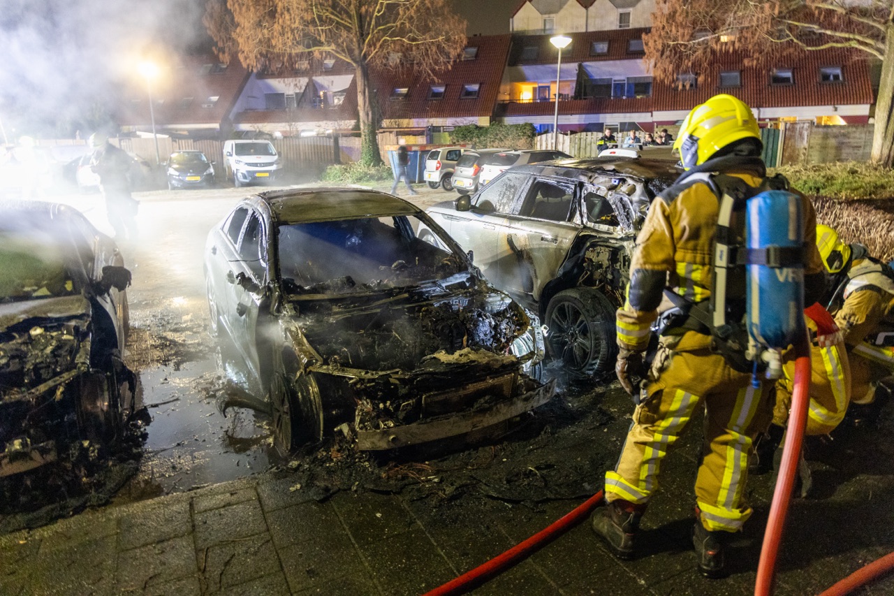 Drie auto’s beschadigd bij brand in Spaarndam