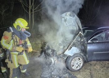 Auto vliegt in brand door technisch mankement in Zandvoort