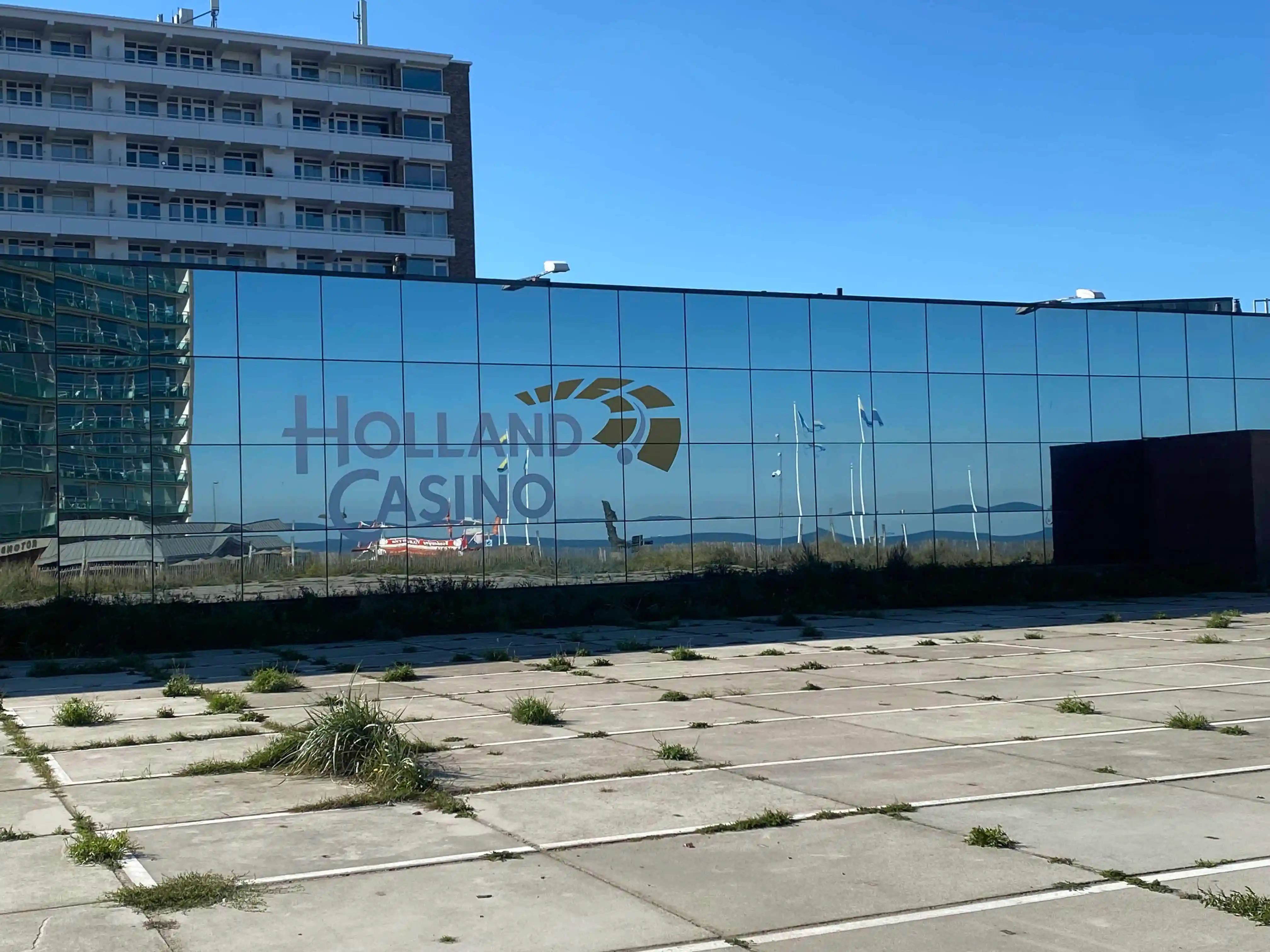 Wethouder licht eerste schets voormalig casino Badhuisplein toe: 'De onderste laag zal commercieel w