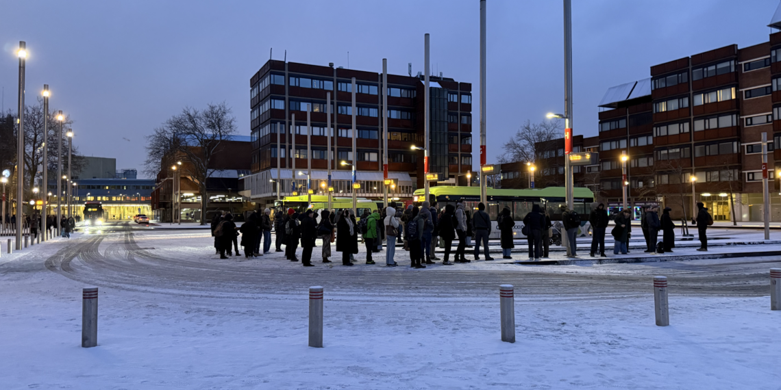 Geen bussen in regio Haarlem tot de middag door extreme gladheid