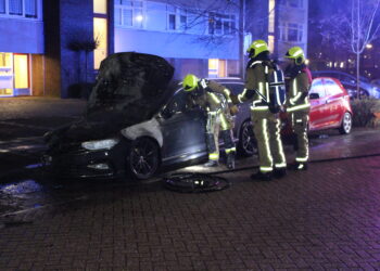 Taxi vliegt in brand in Schalkwijk