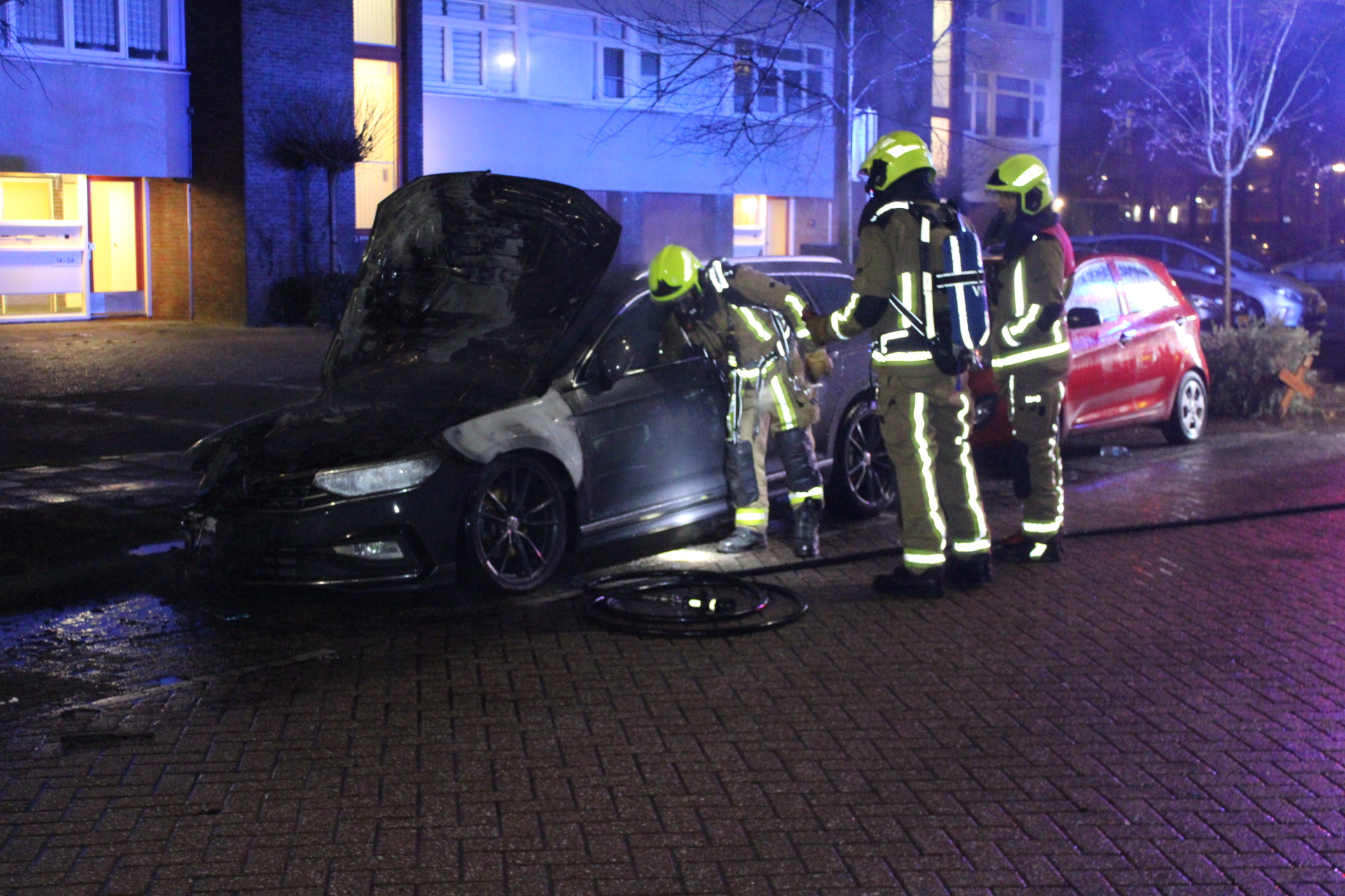 Taxi vliegt in brand in Schalkwijk