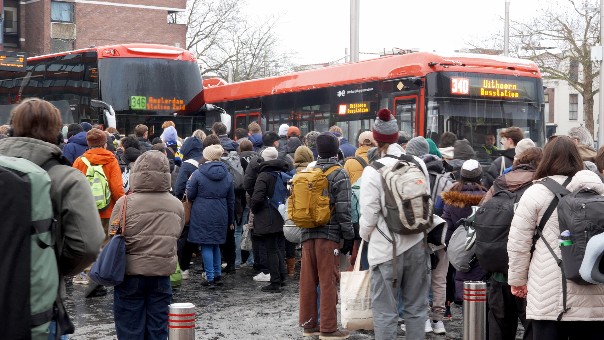 Reizigers stranden op station Haarlem door winterweer: na treinuitval ook geen busritten meer