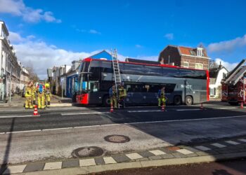 Brand op dak van dubbeldekker in Haarlem