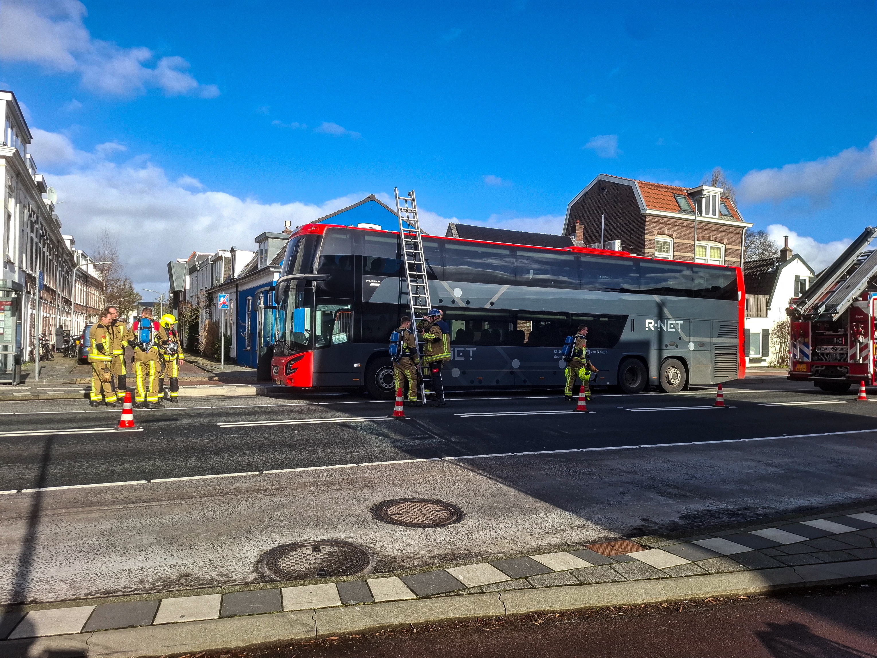 Brand op dak van dubbeldekker in Haarlem