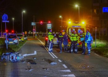 Scooterrijders gewond na botsing met auto in Haarlem-Noord