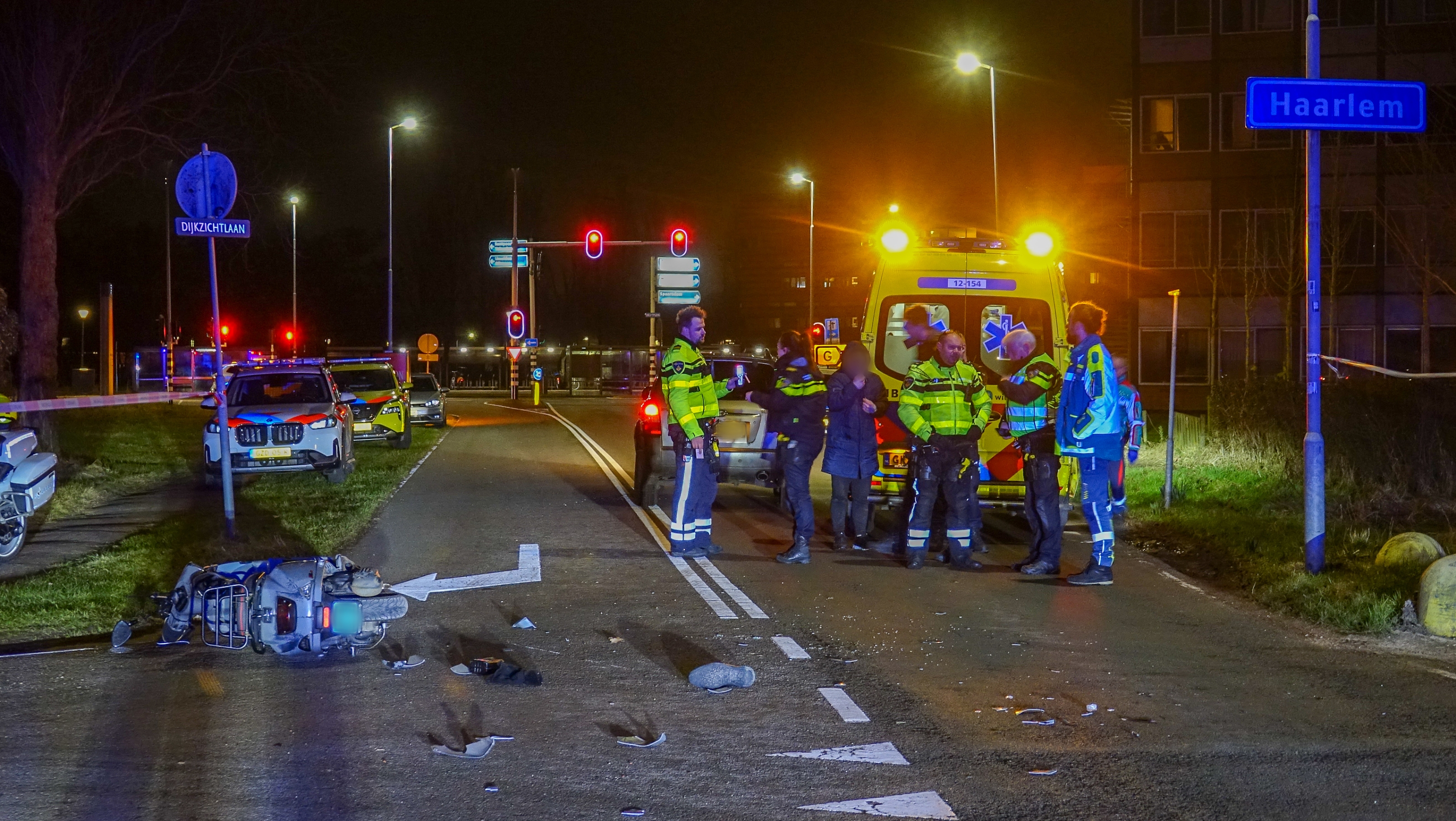 Scooterrijders gewond na botsing met auto in Haarlem-Noord