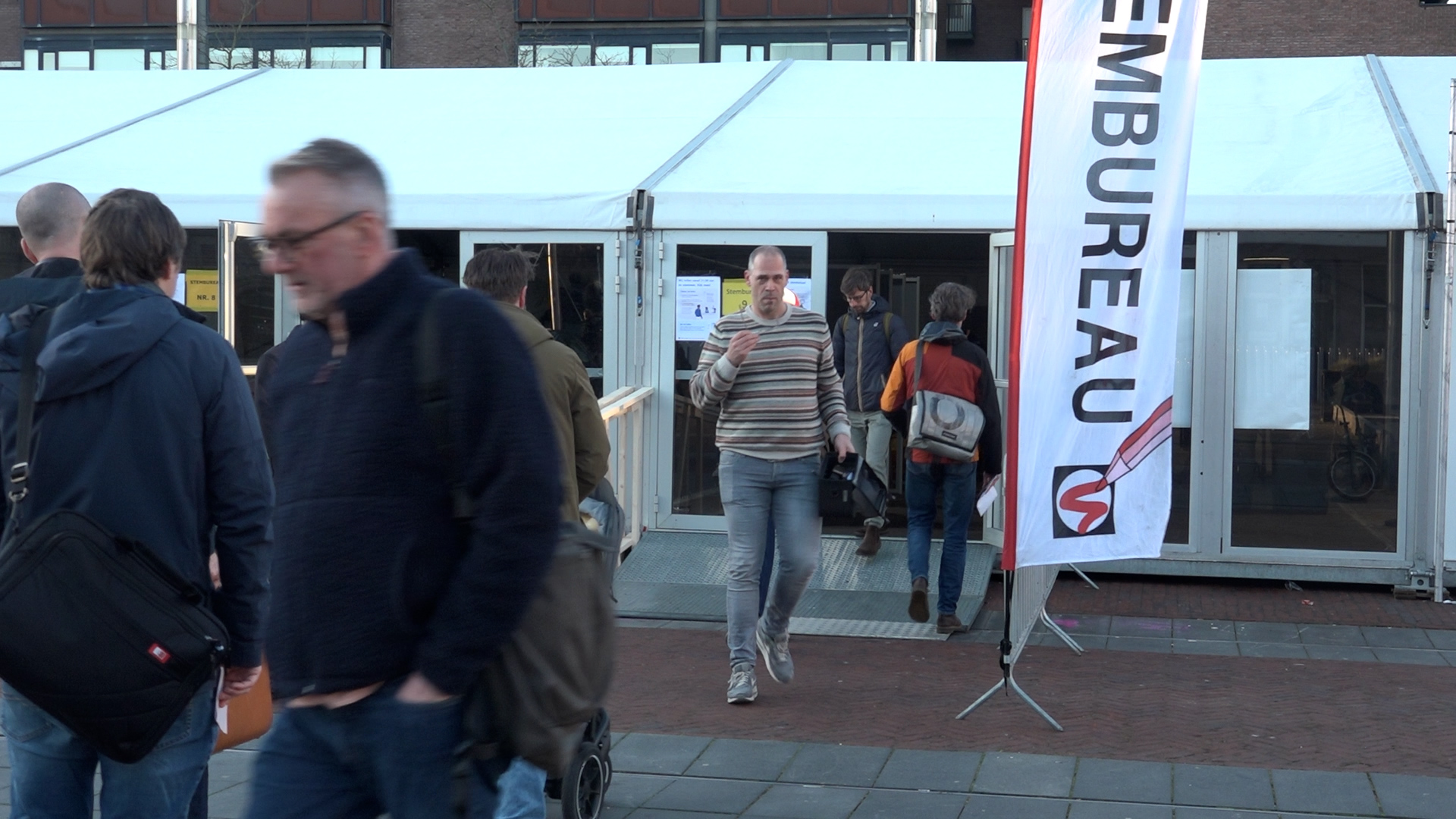 Eerste stemmers bij station Haarlem: ‘Belangrijk om te zien waar je stad heen gaat’