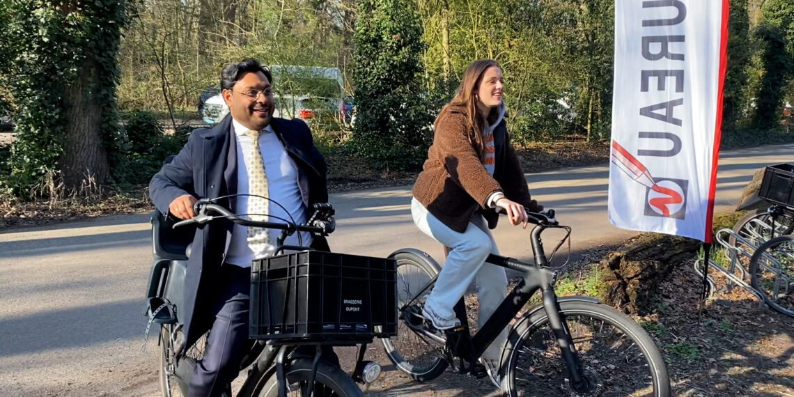 Eerste keer stemmen met de burgemeester op de fiets: ‘Bijzonder dat dit kan’