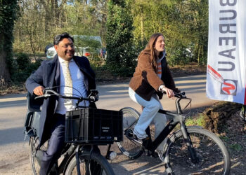 Eerste keer stemmen met de burgemeester op de fiets: ‘Bijzonder dat dit kan’