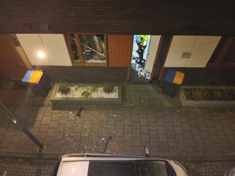 Explosie bij woning in Haarlem: twee jonge mannen gevlucht, politie zoekt getuigen en beelden